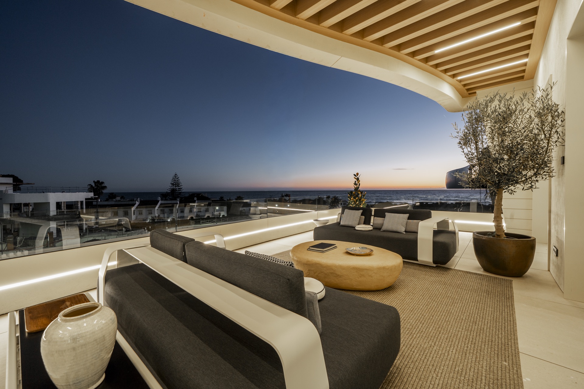 Coastal Sovereign Estate: Pinnacle Mediterranean Living - Foto 15