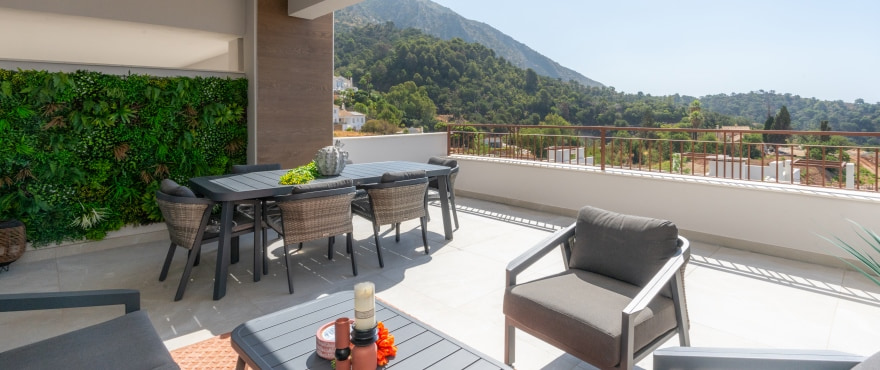 Elegant 3-Bedroom Townhouse with Panoramic Coast Views in Istán - Photo 4