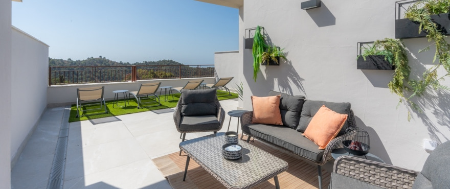 Elegant 3-Bedroom Townhouse with Panoramic Coast Views in Istán - Photo 5