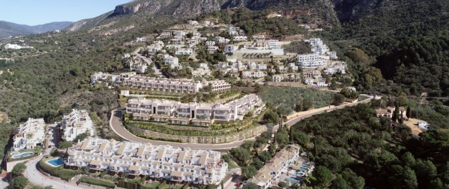 Elegant 3-Bedroom Townhouse with Panoramic Coast Views in Istán - Photo 7
