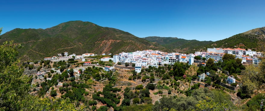 Elegant 3-Bedroom Townhouse with Panoramic Coast Views in Istán - Photo 8