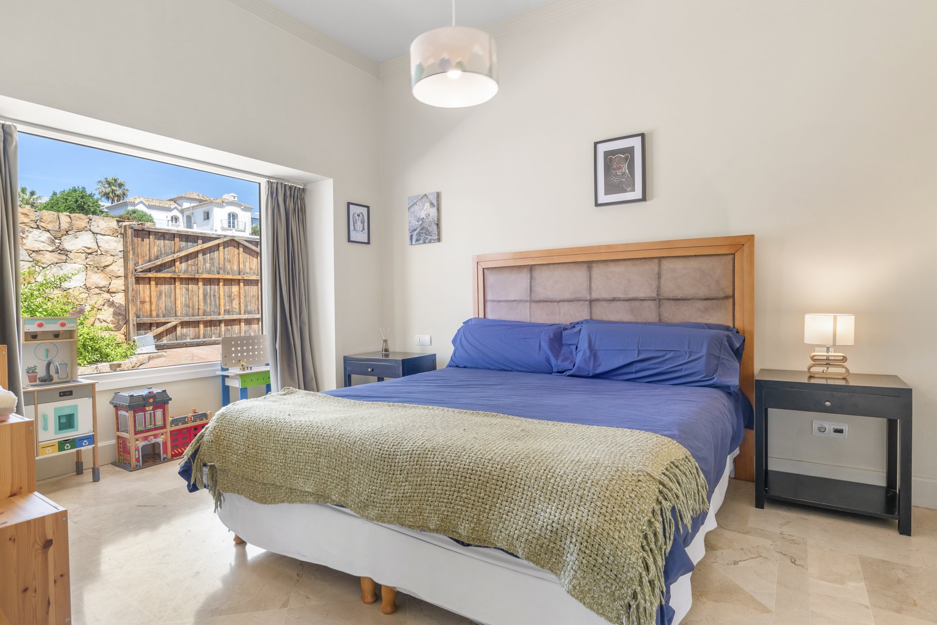 Coastal Serenity: An Exquisite Villa Retreat with Panoramic Sea Views in Manilva - Фото 3