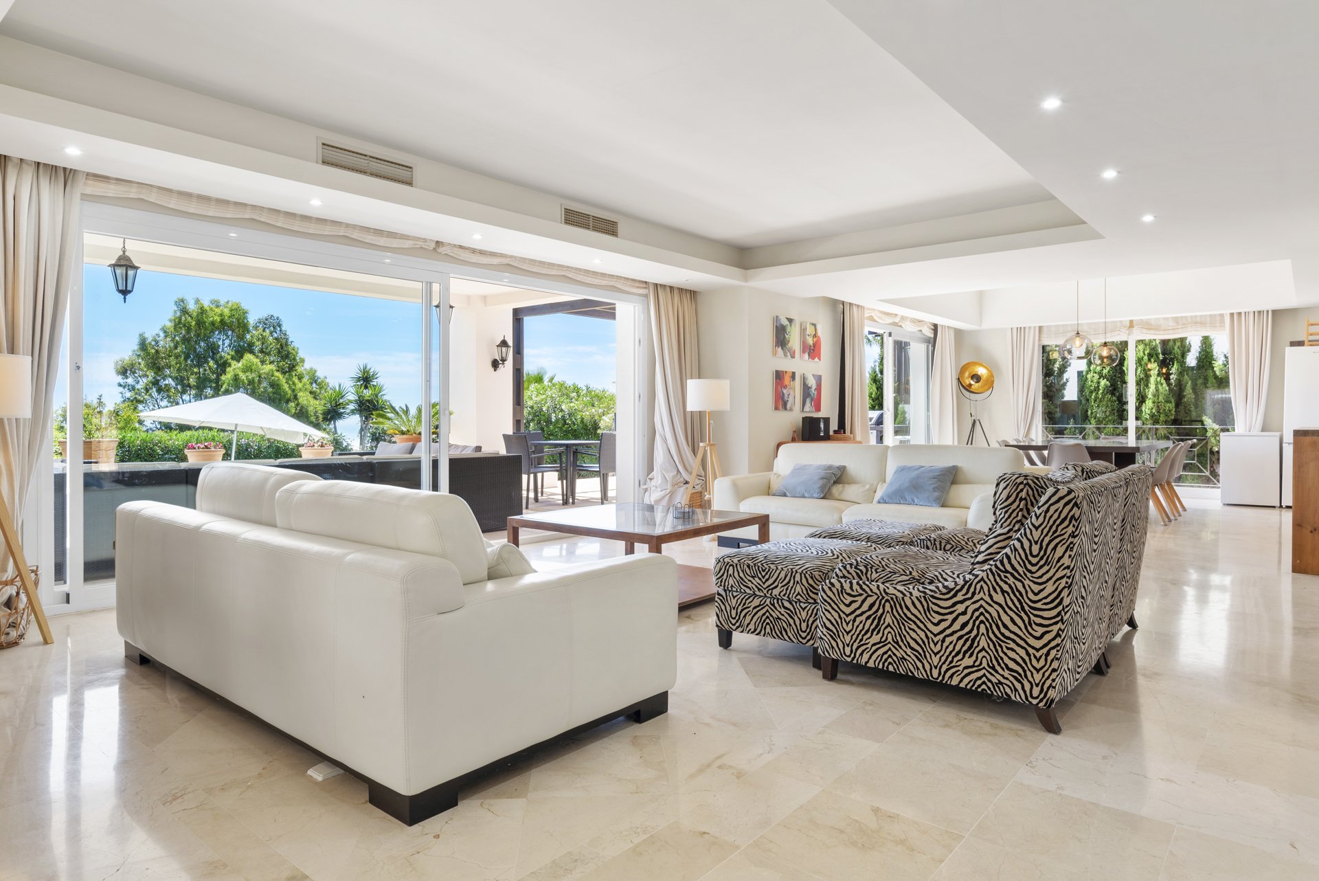 Coastal Serenity: An Exquisite Villa Retreat with Panoramic Sea Views in Manilva - Фото 12