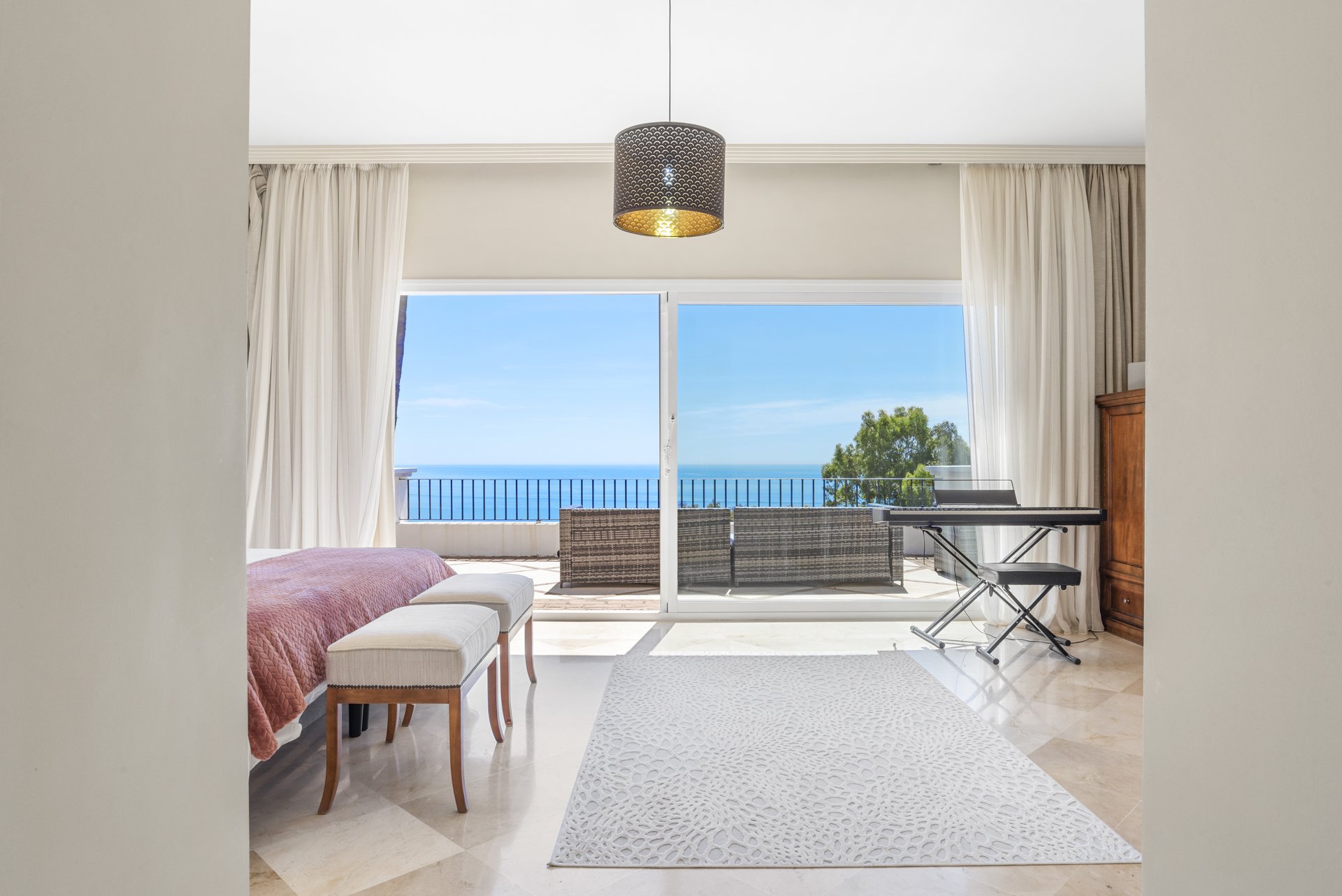 Coastal Serenity: An Exquisite Villa Retreat with Panoramic Sea Views in Manilva - Фото 13