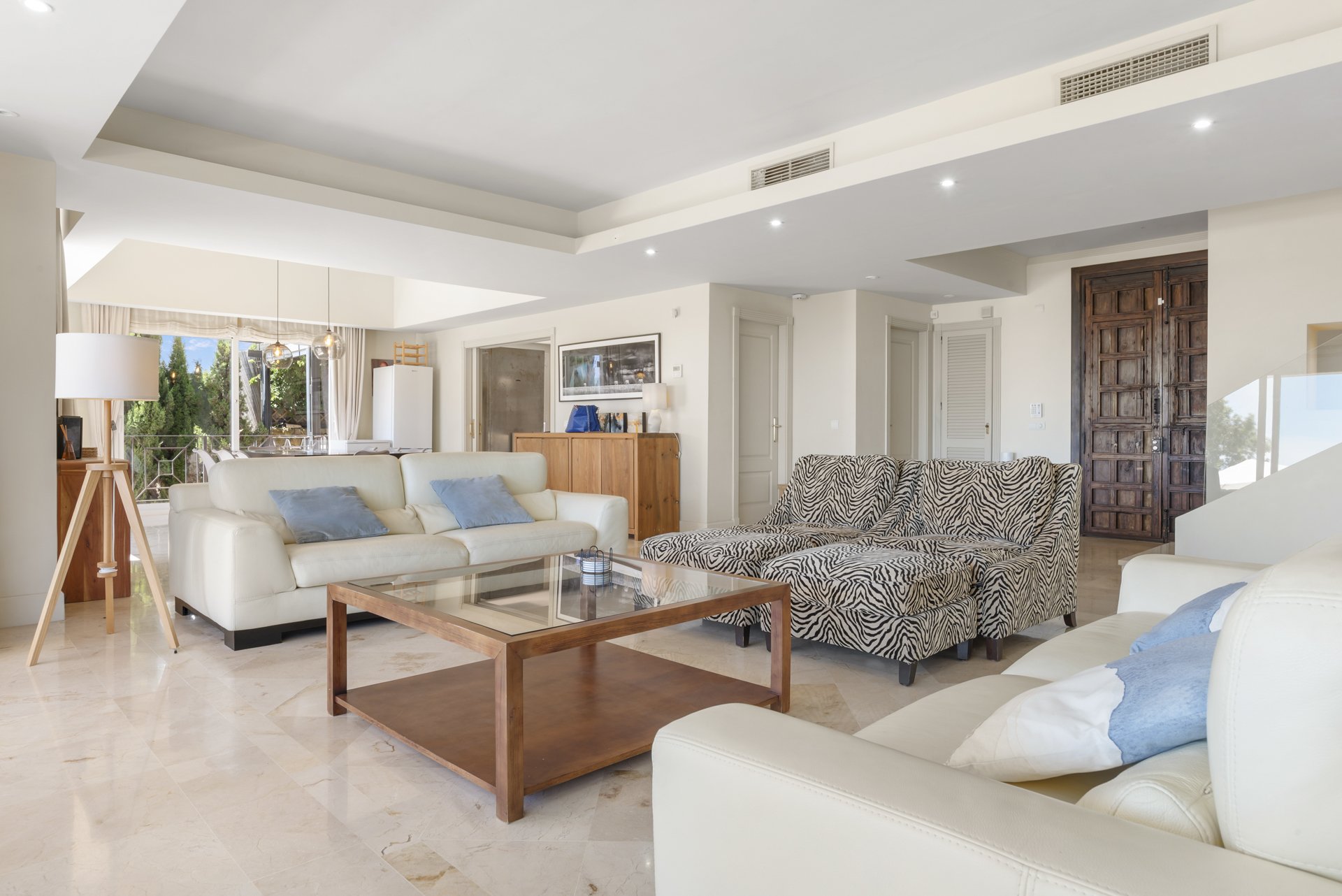 Coastal Serenity: An Exquisite Villa Retreat with Panoramic Sea Views in Manilva - Фото 15