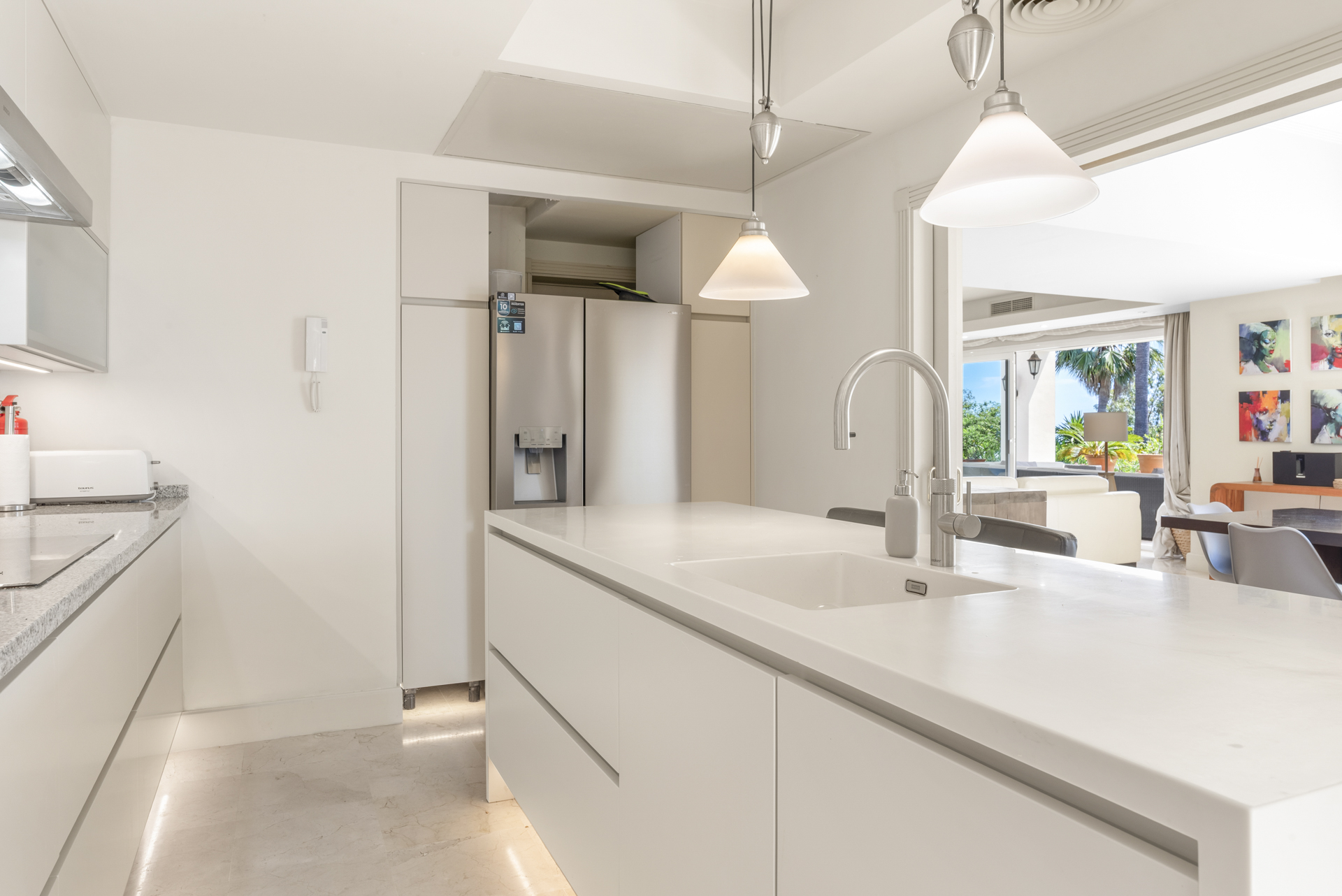 Coastal Serenity: An Exquisite Villa Retreat with Panoramic Sea Views in Manilva - Фото 7