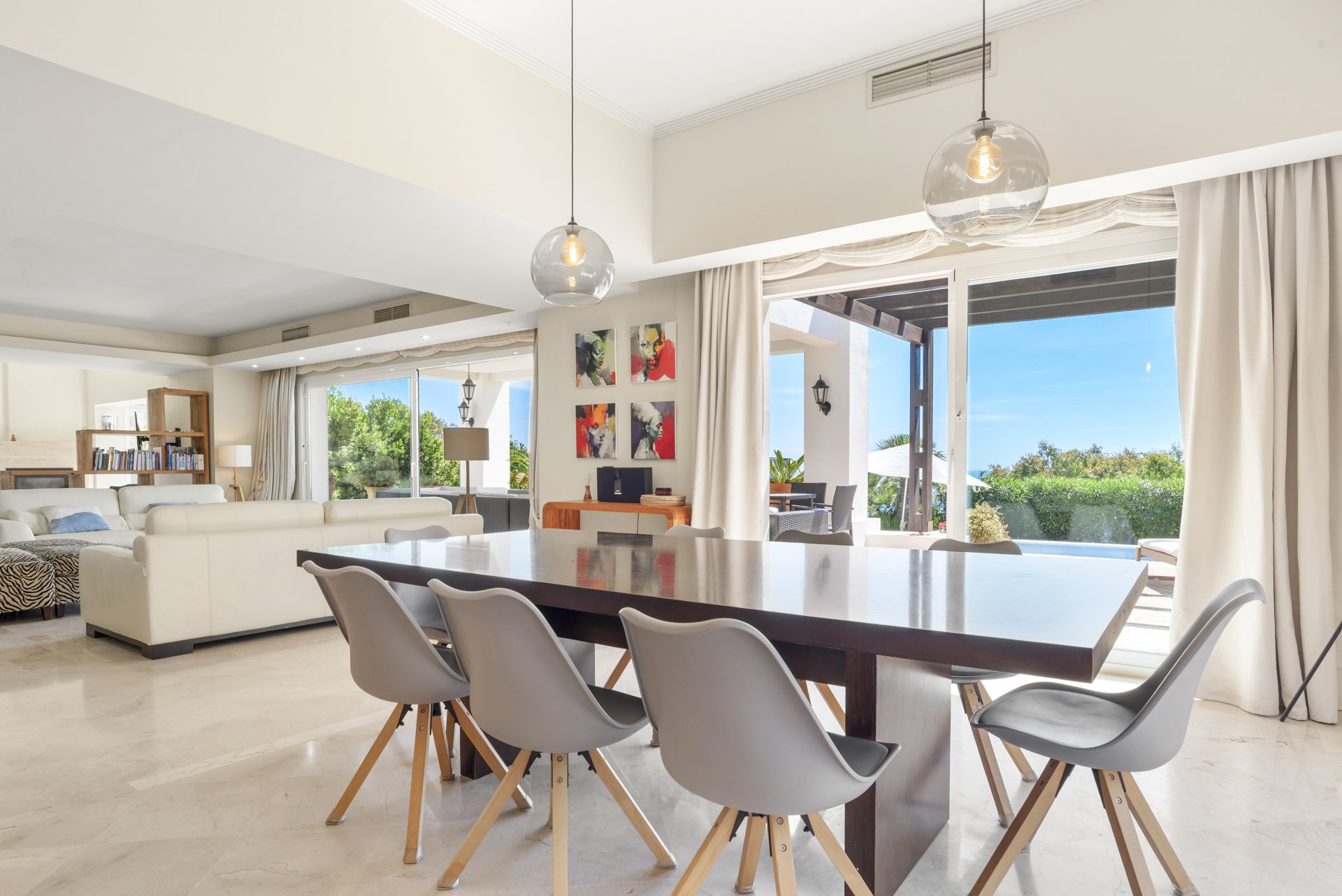 Coastal Serenity: An Exquisite Villa Retreat with Panoramic Sea Views in Manilva - Фото 8