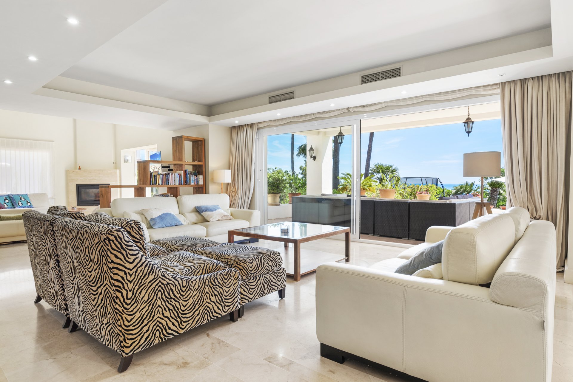 Coastal Serenity: An Exquisite Villa Retreat with Panoramic Sea Views in Manilva - Фото 11