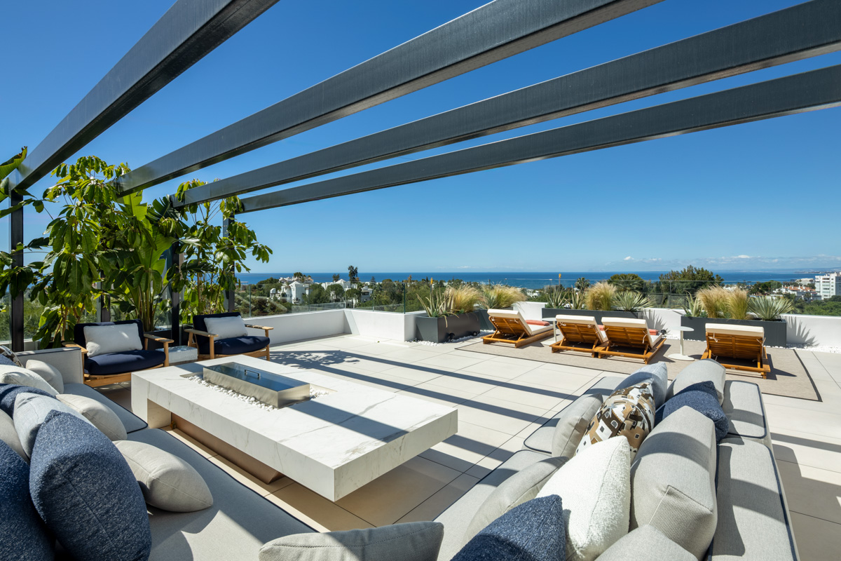 Modern 6-Bedroom Luxury Villa in Río Real - Photo 13