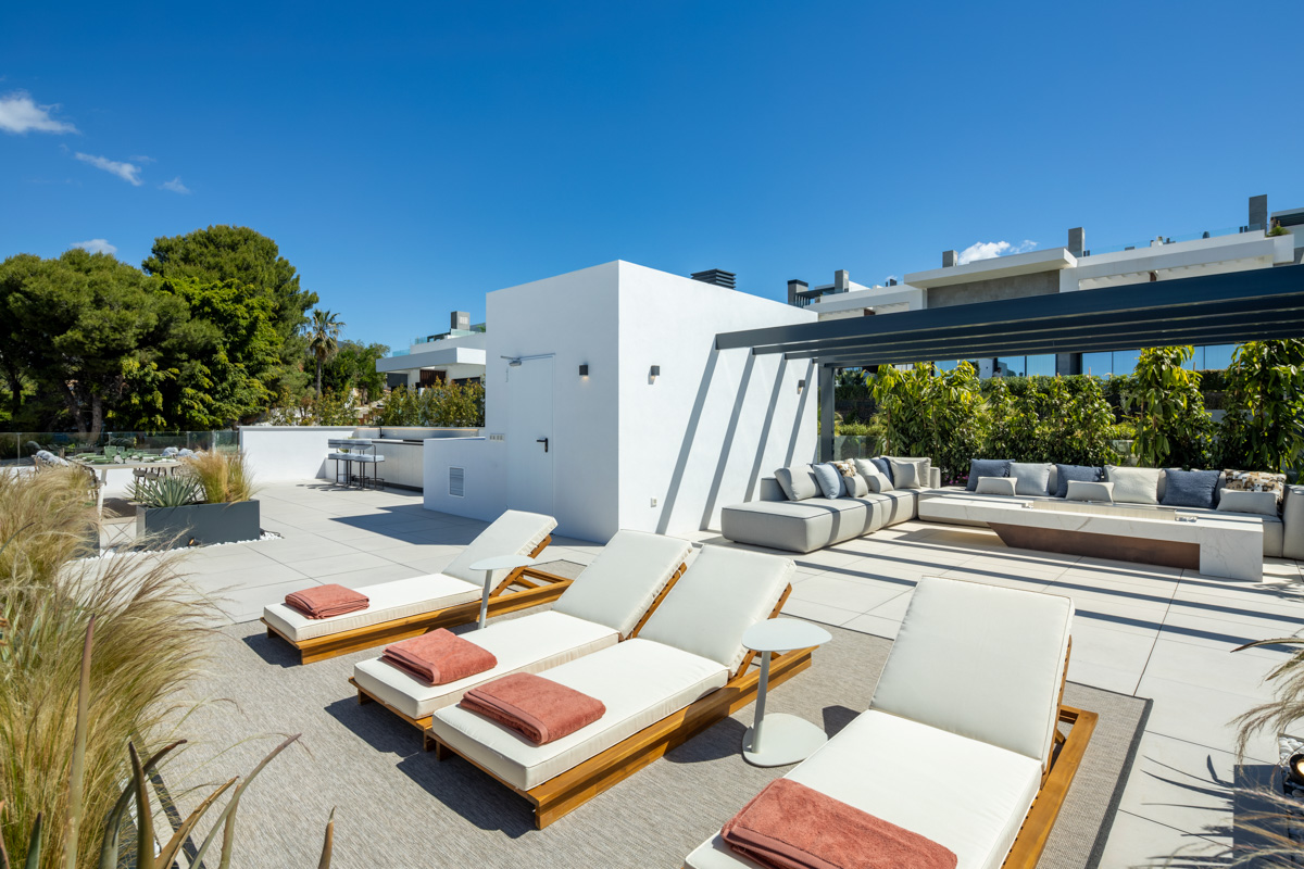 Modern 6-Bedroom Luxury Villa in Río Real - Photo 14