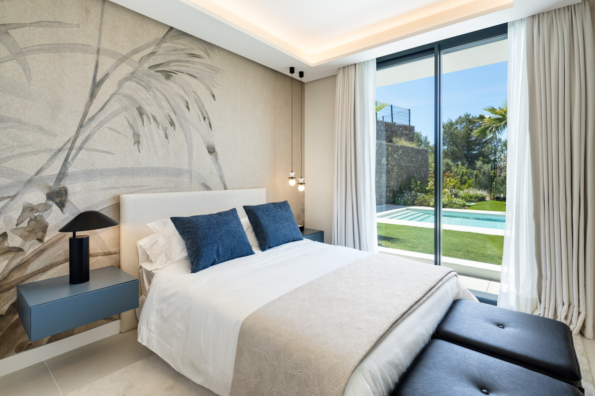Modern 6-Bedroom Luxury Villa in Río Real - Photo 16