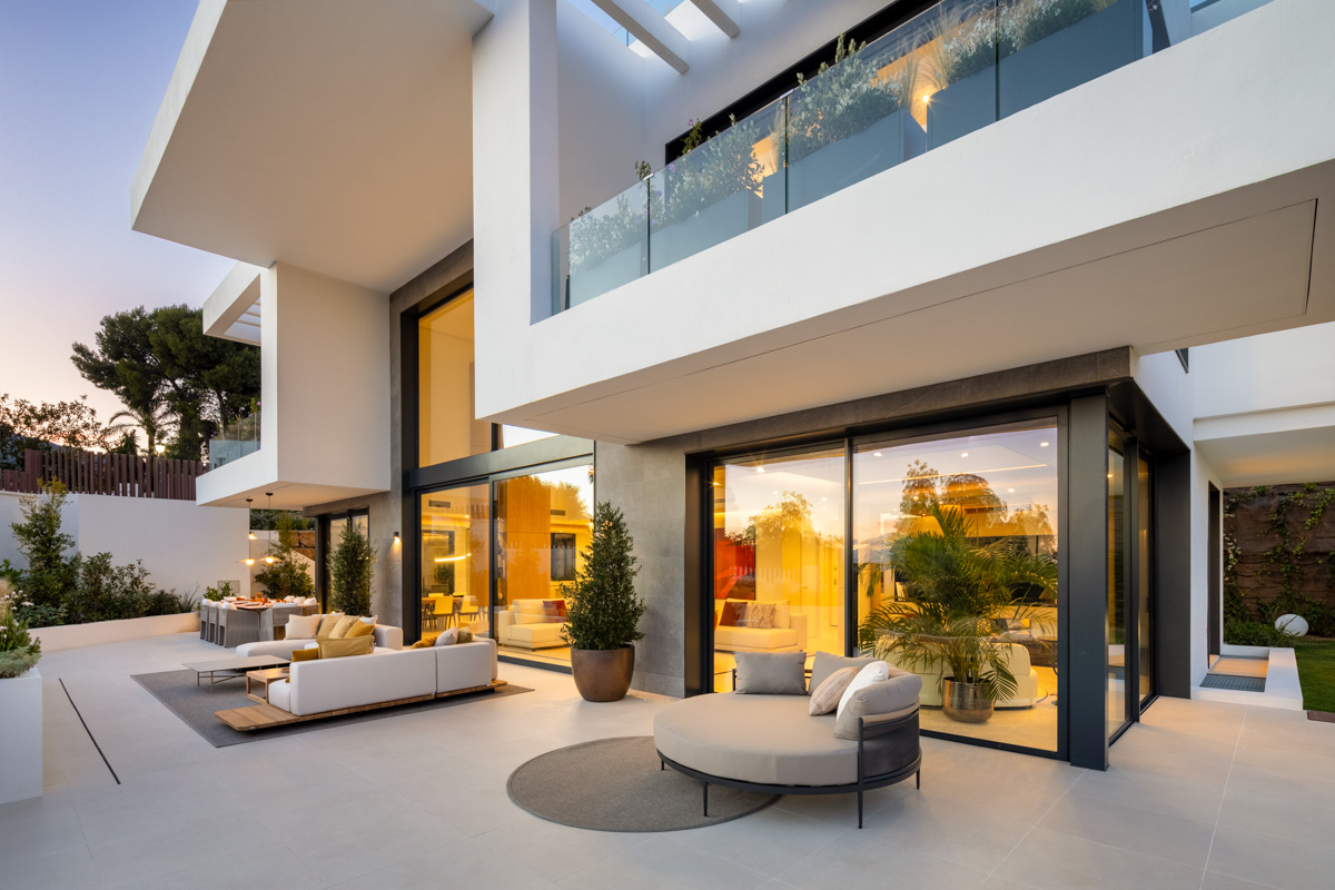 Modern 6-Bedroom Luxury Villa in Río Real - Photo 5