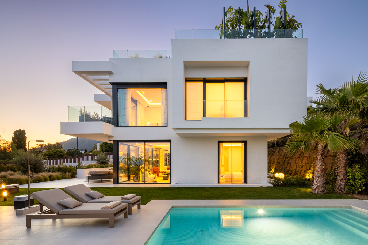 Modern 6-Bedroom Luxury Villa in Río Real - Photo 6
