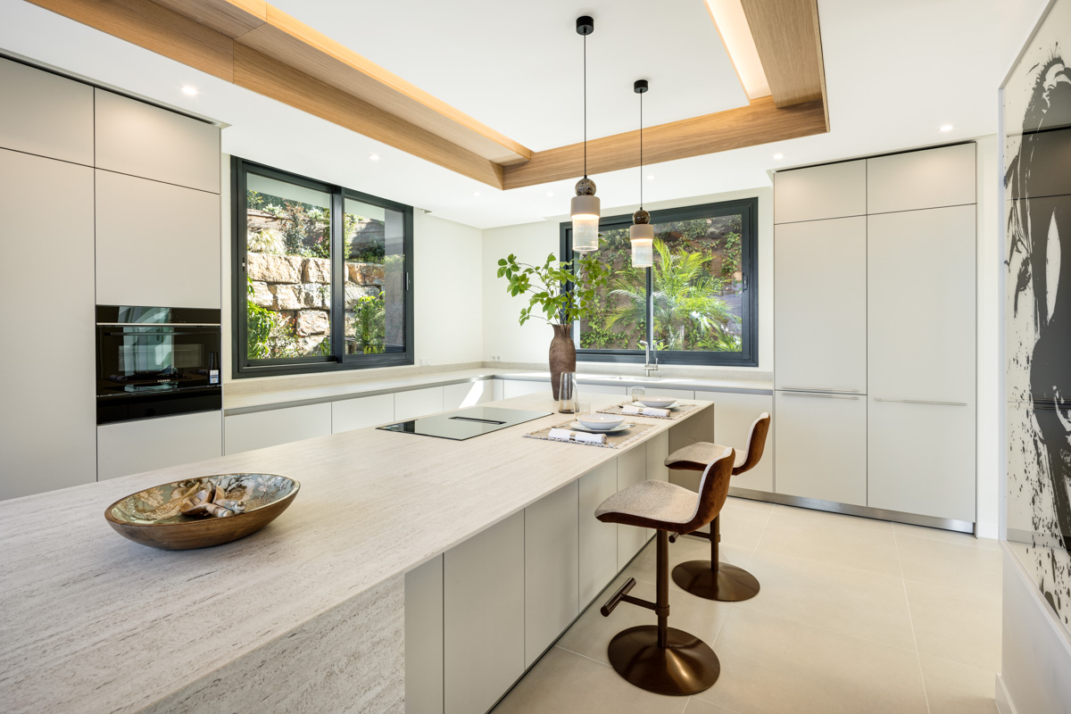 Modern 6-Bedroom Luxury Villa in Río Real - Photo 7