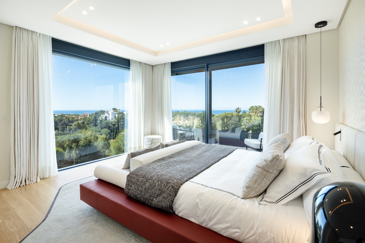 Modern 6-Bedroom Luxury Villa in Río Real - Photo 9