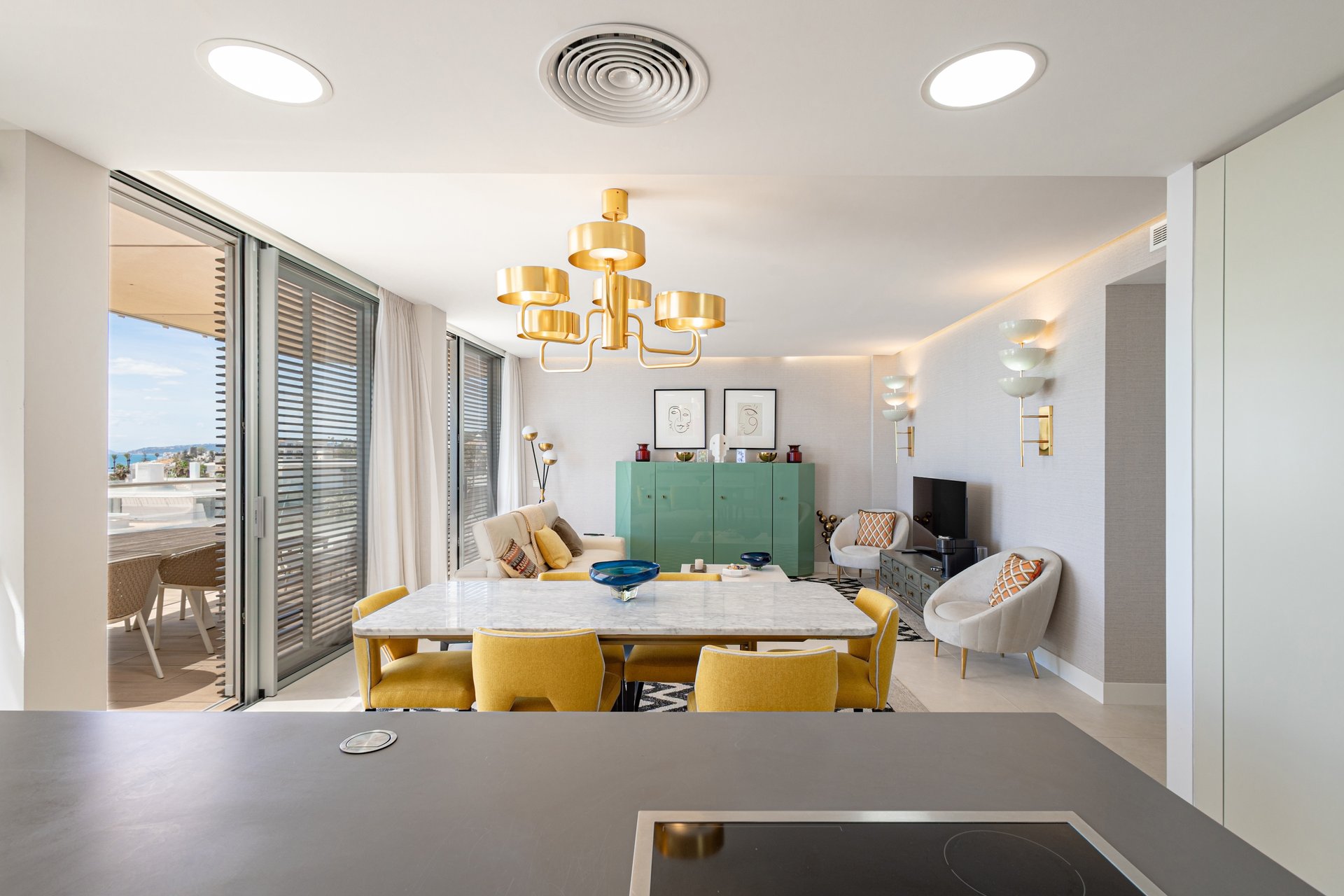 Step Right Onto the Sand! Frontline Beach Luxury Apartment in Estepona - Photo 4