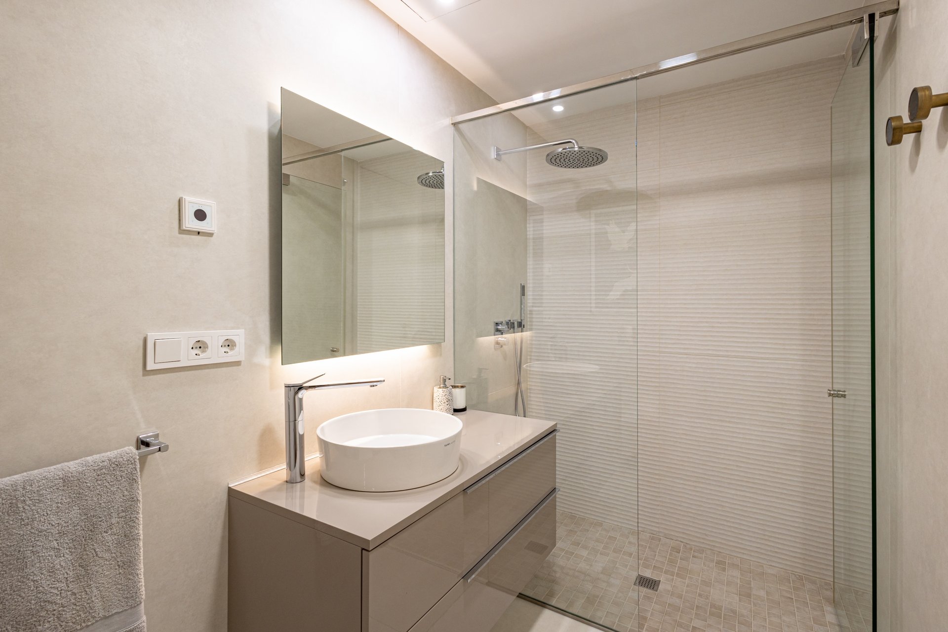 Step Right Onto the Sand! Frontline Beach Luxury Apartment in Estepona - Photo 6