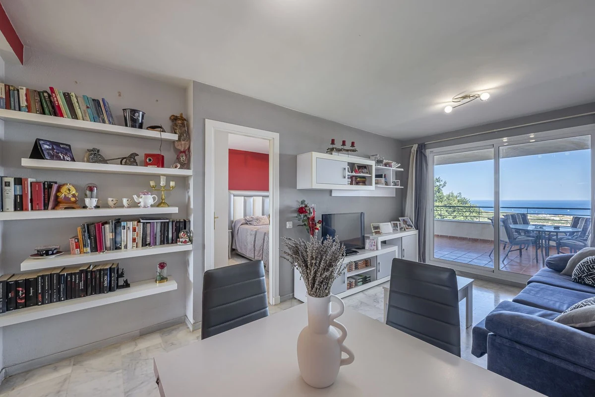 Luxury 3-Bed Apartment with Panoramic Sea & Golf Views in Casares - Photo 3