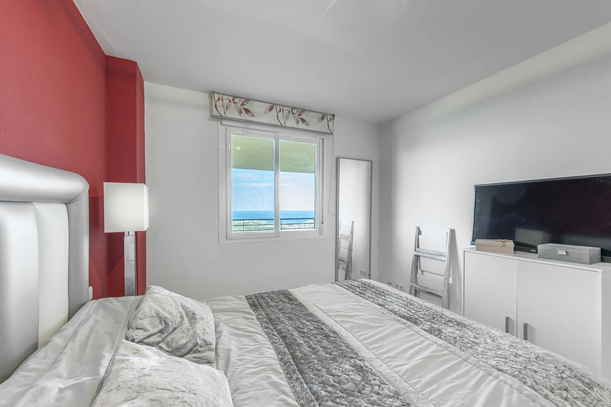 Luxury 3-Bed Apartment with Panoramic Sea & Golf Views in Casares - Photo 12