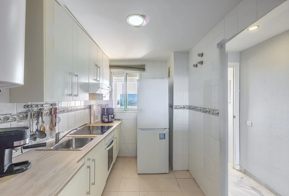 Luxury 3-Bed Apartment with Panoramic Sea & Golf Views in Casares - Photo 14