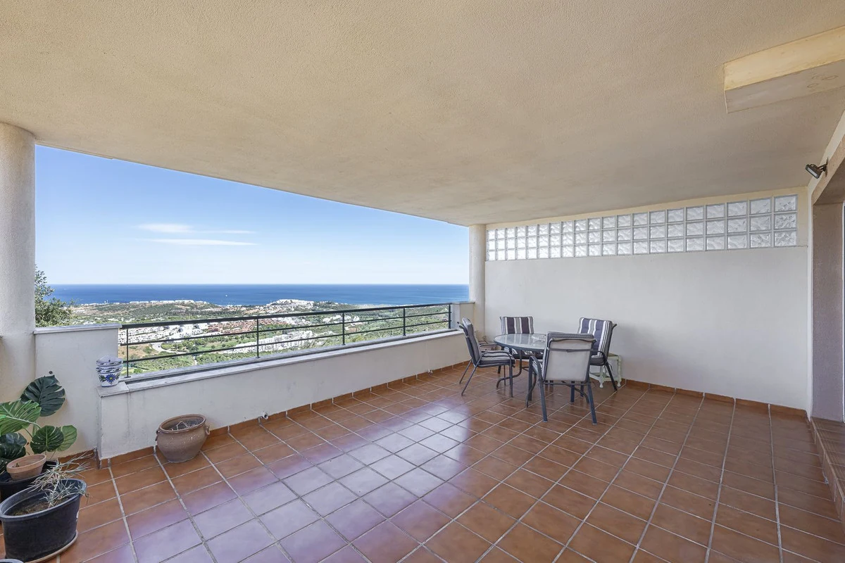Luxury 3-Bed Apartment with Panoramic Sea & Golf Views in Casares - Photo 23