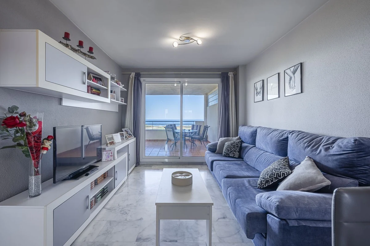 Luxury 3-Bed Apartment with Panoramic Sea & Golf Views in Casares - Photo 8