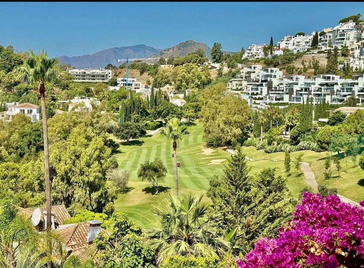 Renovated Corner Garden Apartment with Golf Views in La Quinta Hills 3, Benahavís